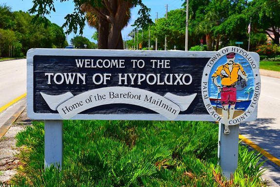 A sign that says welcome to the town of hypoluxo